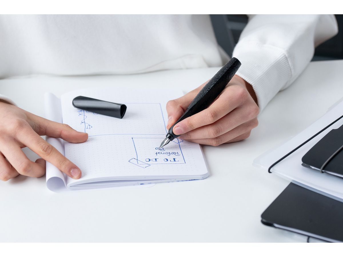 PELIKAN Penna stilo. Structure M 824613 nero (4012700824615)