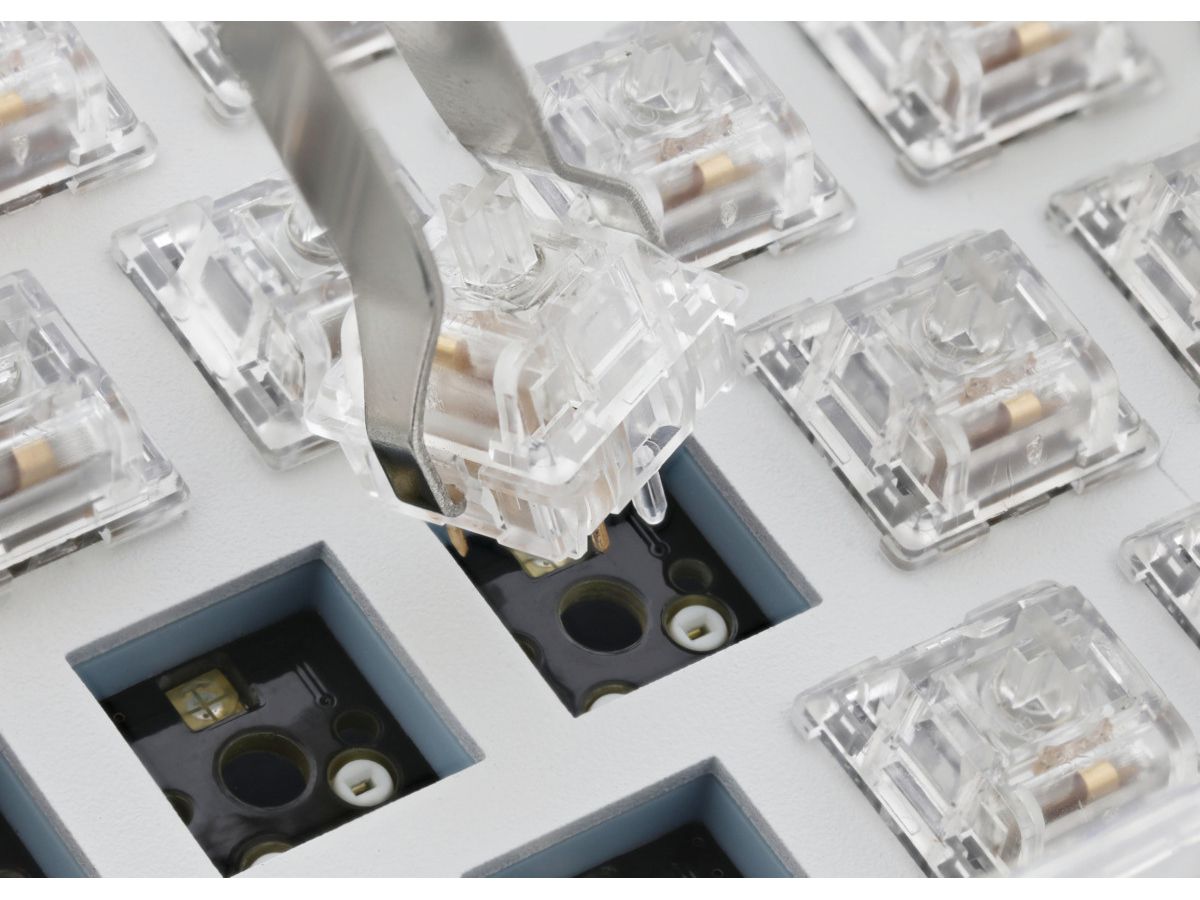 DELTACO TKL Gaming Keyboard mech GAM-160-T-CH transparent RGB CH-Layout (7333048064042)